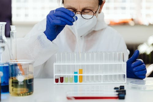 分析二氧六环和环己烷在水中的K值以及不同样品体积下的峰面积变化情况
