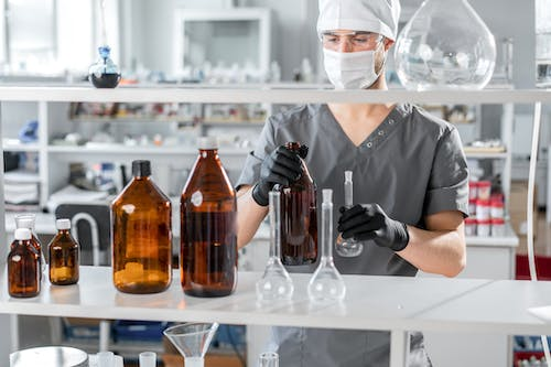 利用水溶解度效应增强分析信号的方法